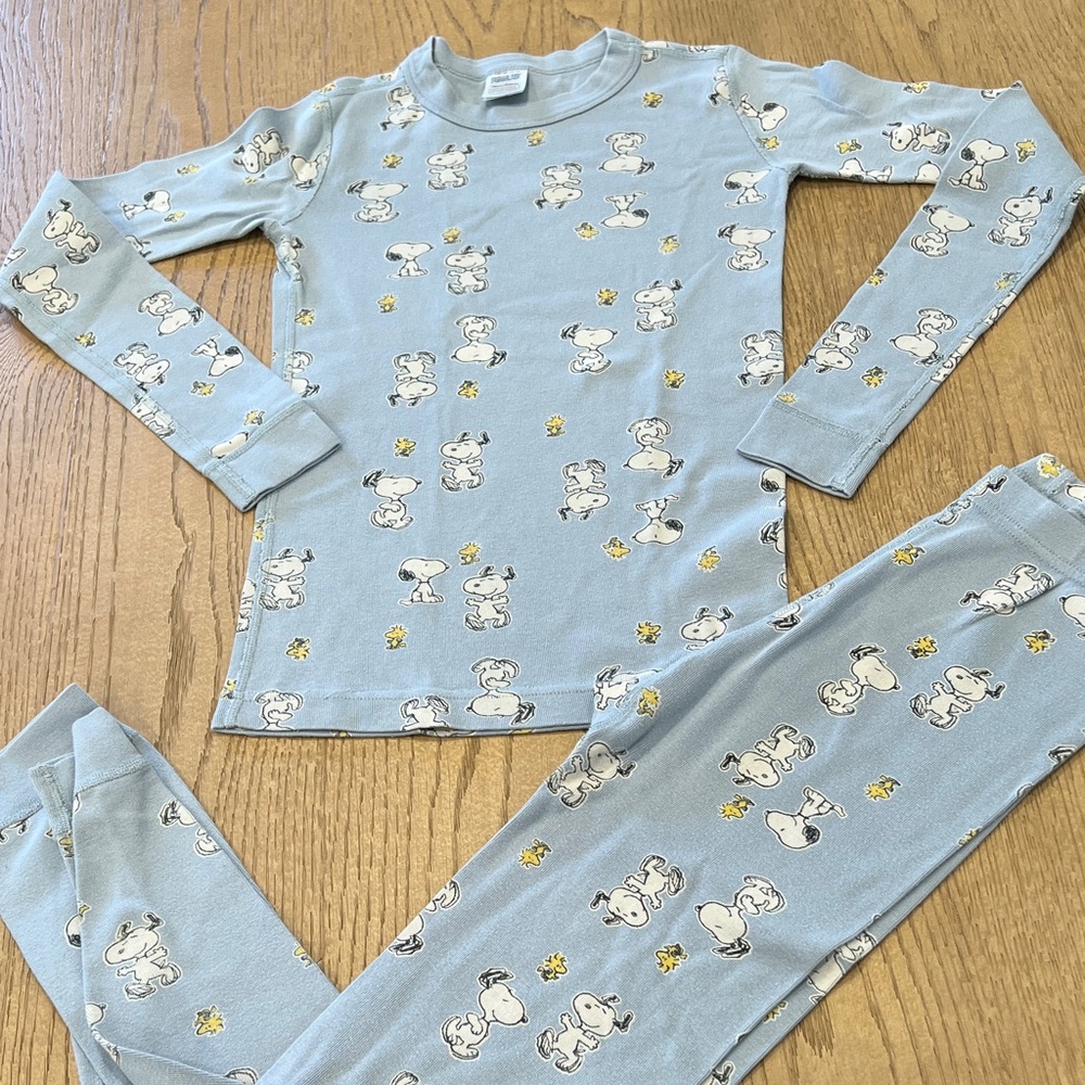 Hanna Andersson pajama set.
Kid size 12. 100% organic cotton. Features Snoopy!